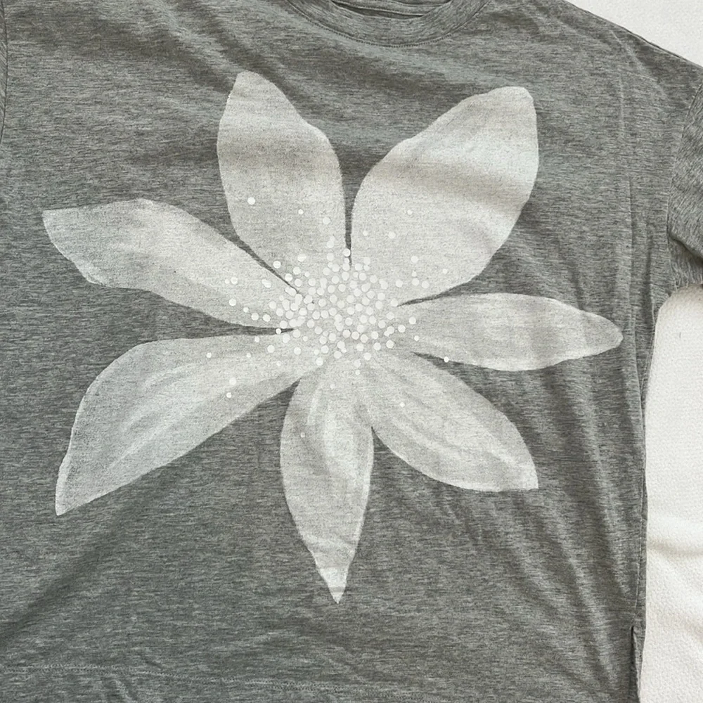 GAP Floral print T-shirt Kids XXL or Women’s Small